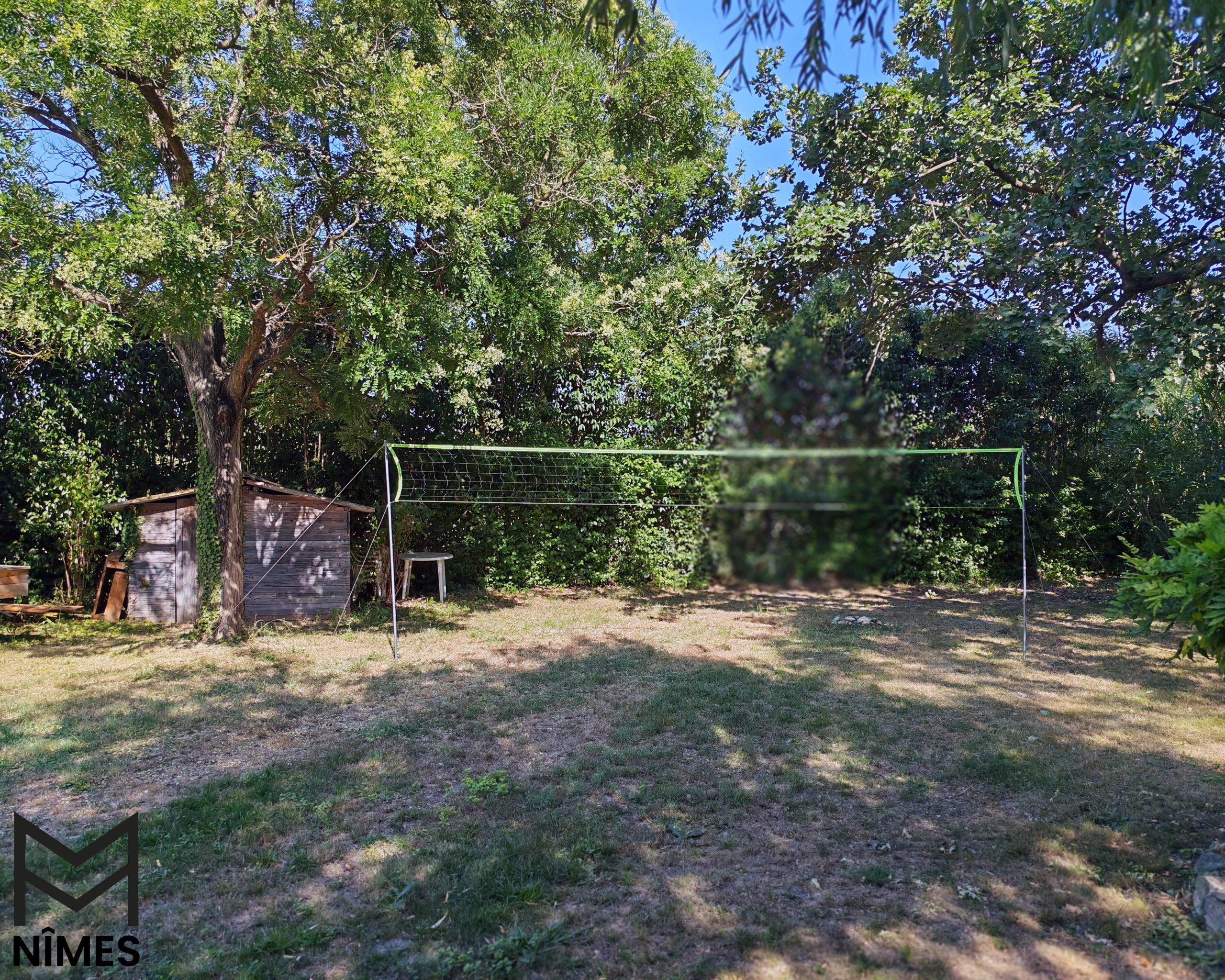 Filet en place, raquettes prêtes : le match de badminton peut commencer !