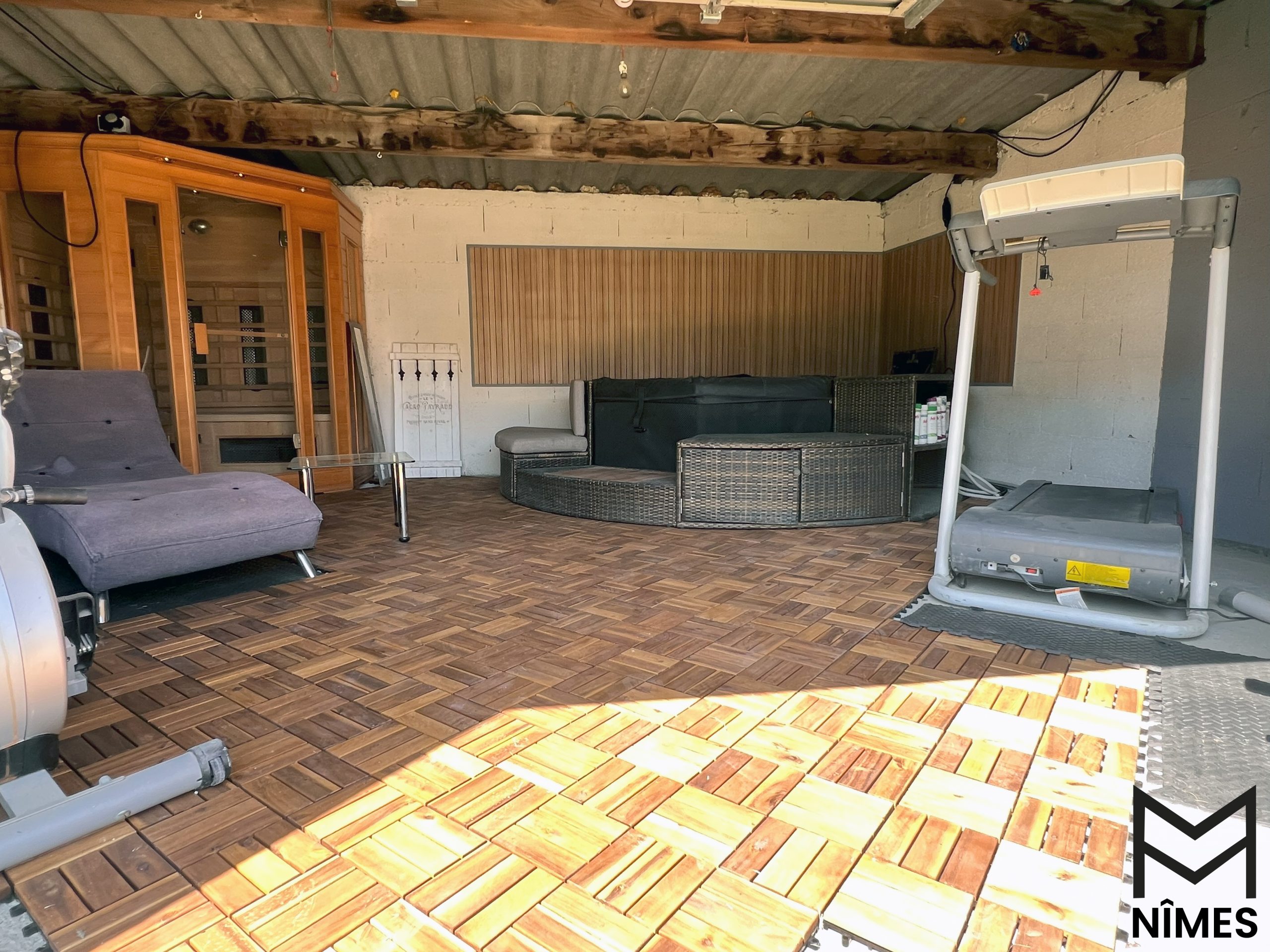 Sauna infrarouge en option pour une détente exceptionnelle alliant chaleur et relaxation.