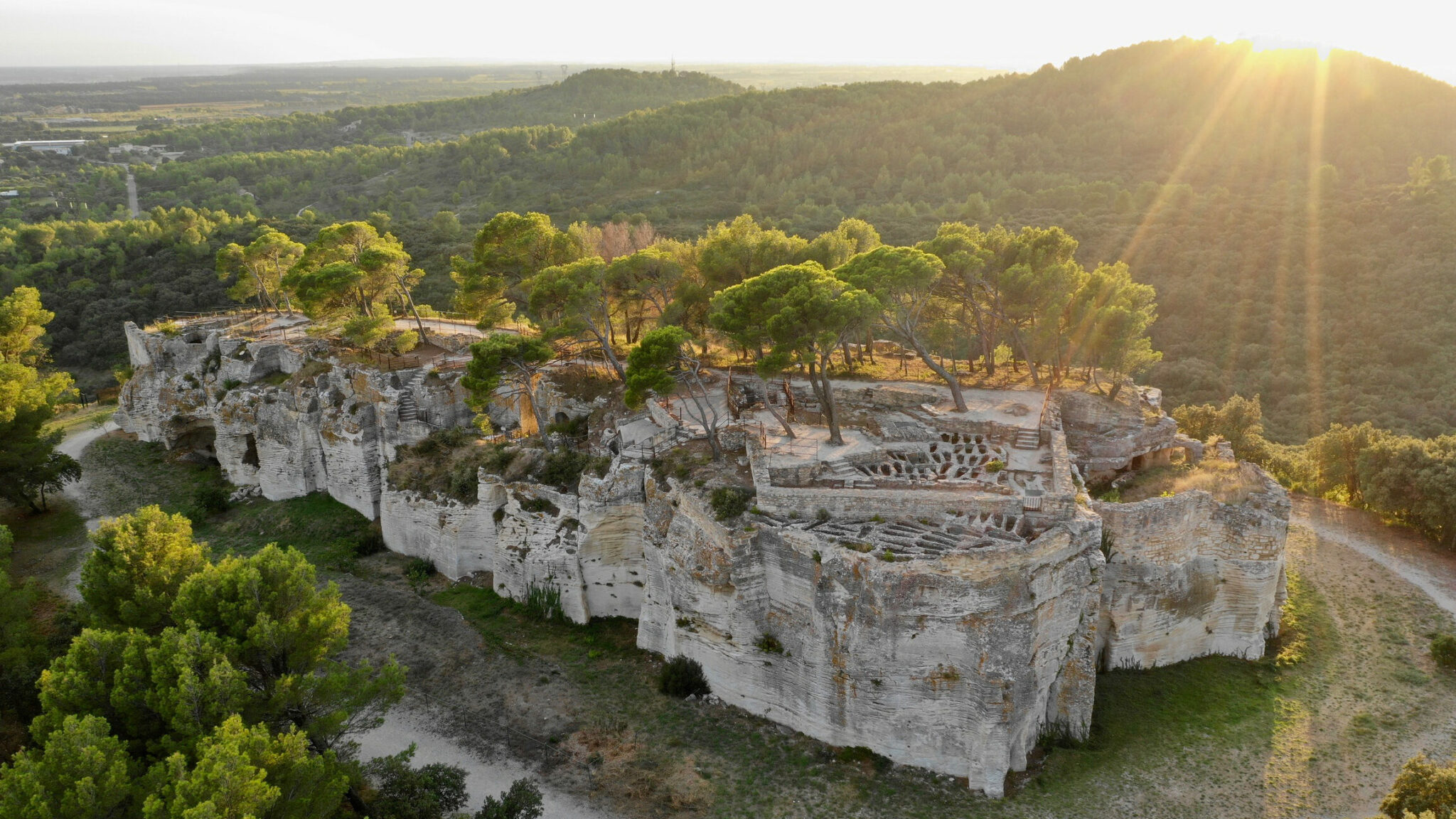 Panorama des carrières de pierre et forêt provençale.
