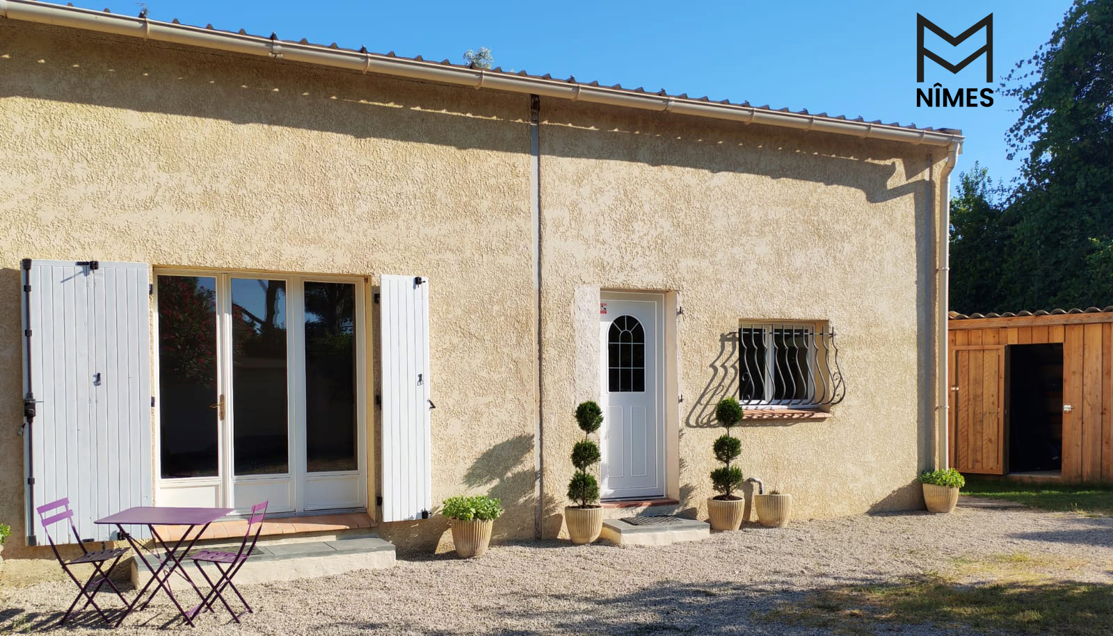 Deux cyprès taillés en boules encadrent l’entrée du Mas, veillant avec patience.