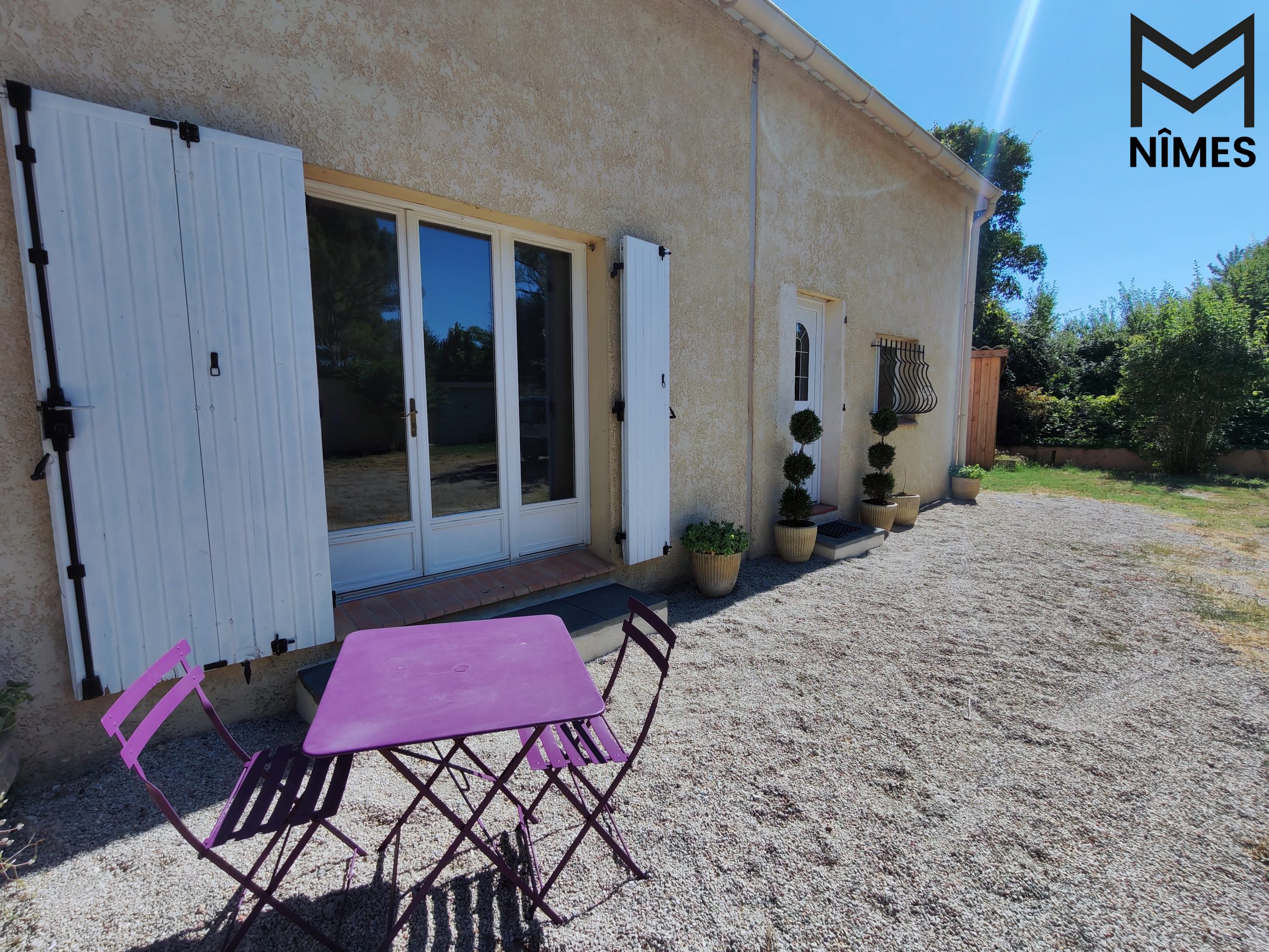 À l’entrée du Mas, une table bistrot et deux chaises pour un café au calme à l’aube.