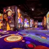 Exposition immersive avec projections colorées sur murs.