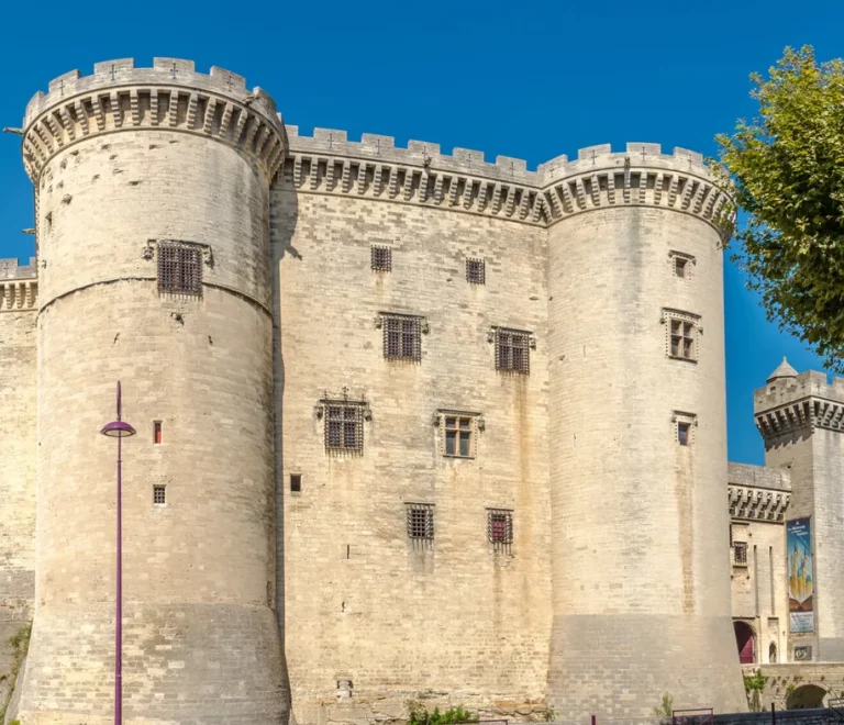 Château médiéval avec tours imposantes en pierre.