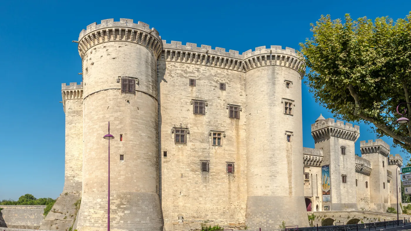 Château médiéval avec tours imposantes en pierre.