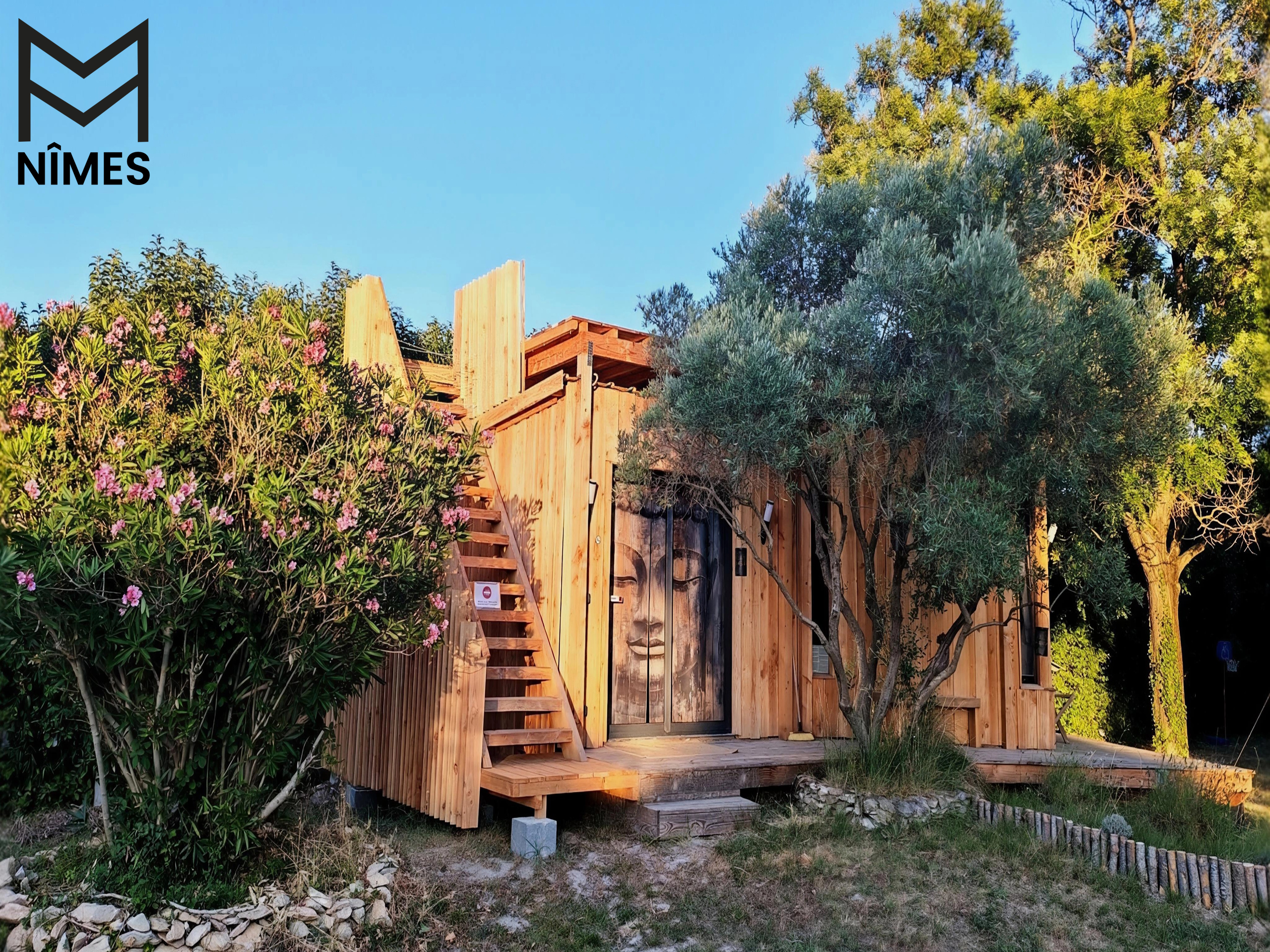 Depuis la terrasse du Cocoon, profitez d'une vue apaisante sur les champs environnants.