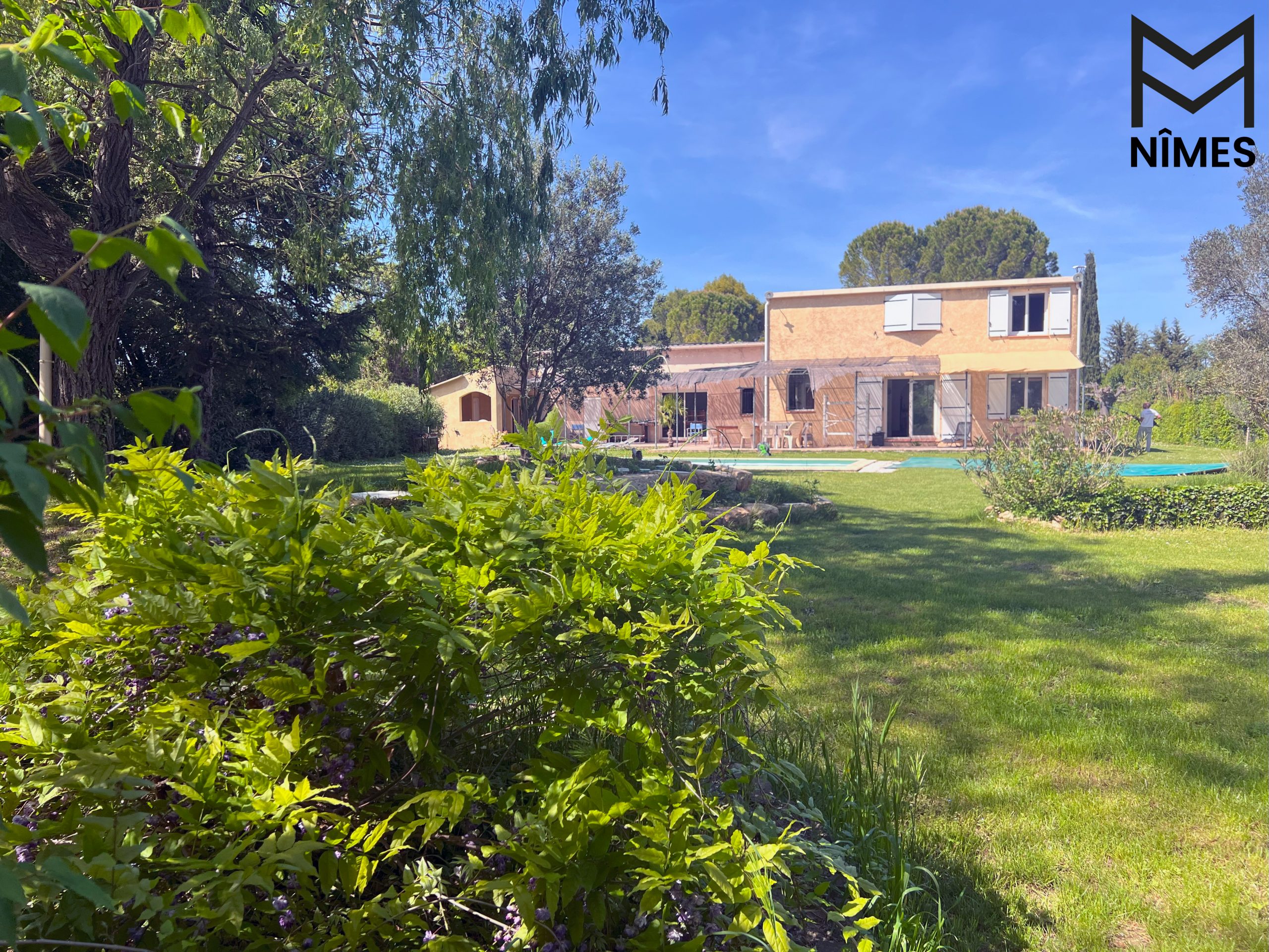 Vue d’ensemble : maison des hôtes à droite, logement principal à gauche, espaces séparés.