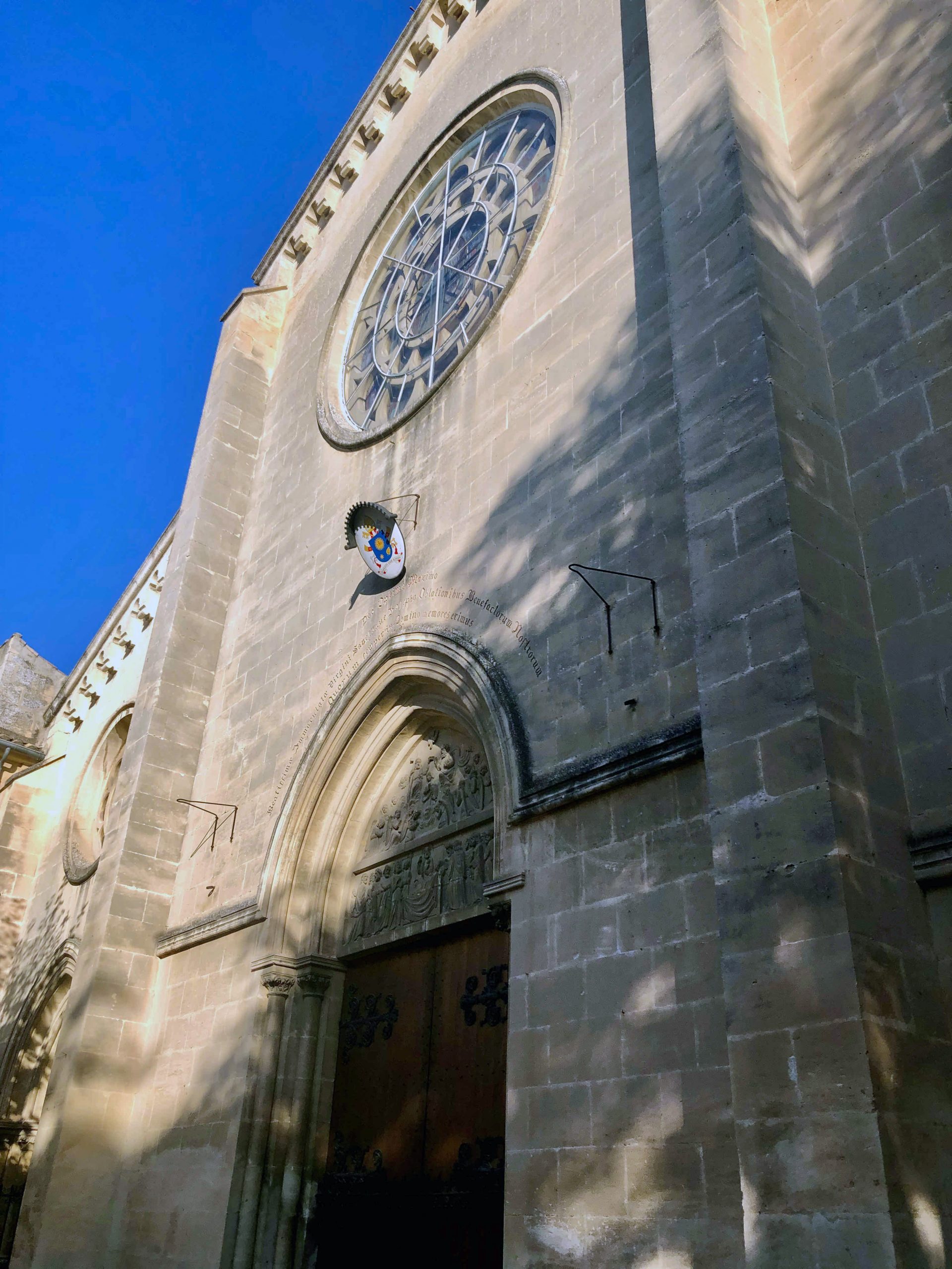 Façade d'une église avec vitrail circulaire.